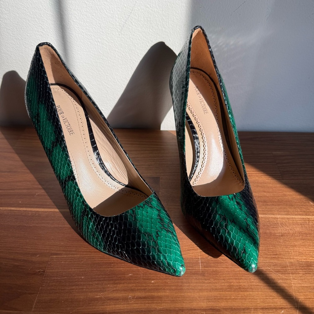 Pour La Victoire Green & Black Genuine Snakeskin Pumps, size 7 - Picture 7 of 13